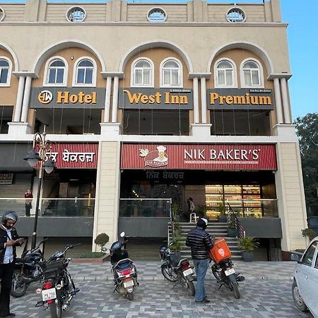 Hotel West Inn Premium Kharar Екстериор снимка