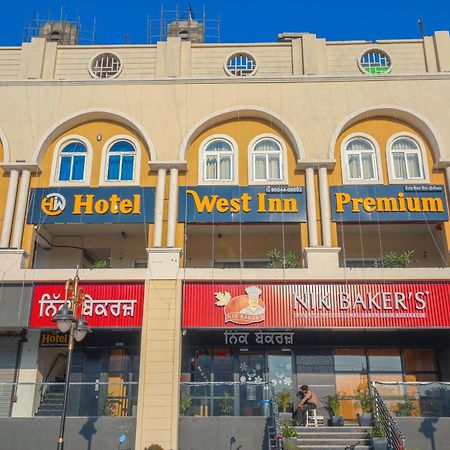 Hotel West Inn Premium Kharar Екстериор снимка