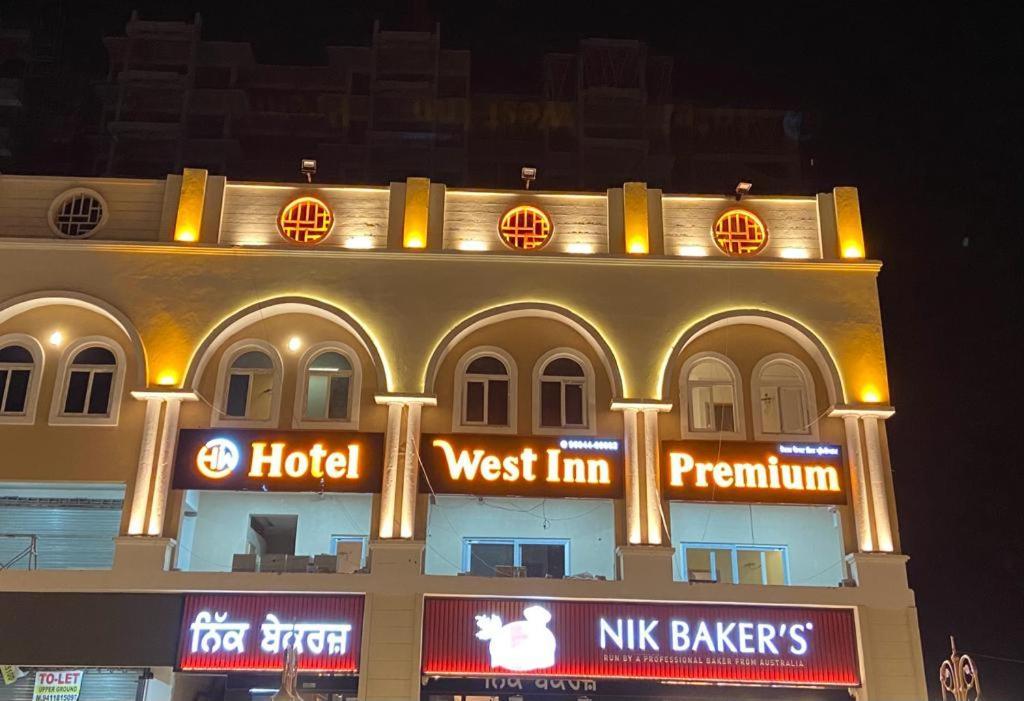 Hotel West Inn Premium Kharar Екстериор снимка