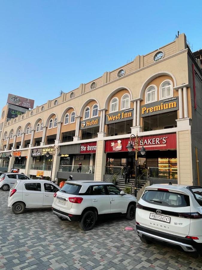 Hotel West Inn Premium Kharar Екстериор снимка