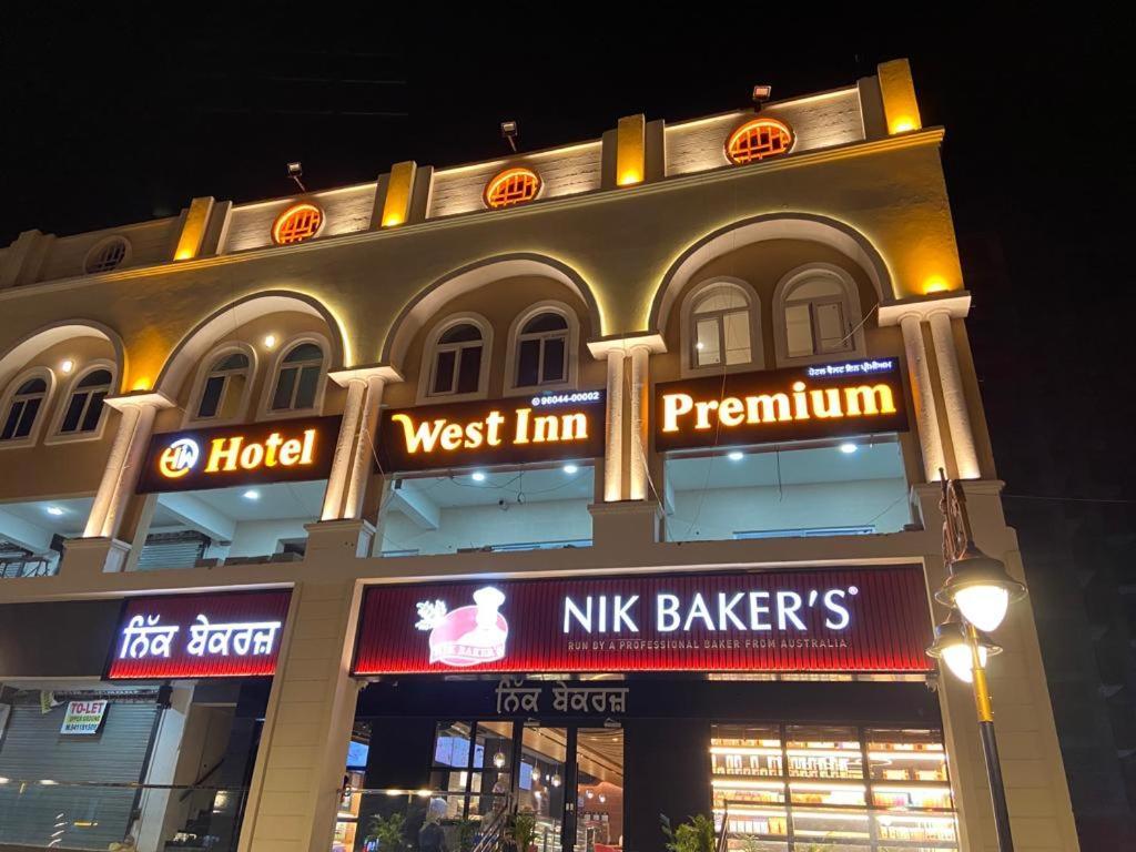 Hotel West Inn Premium Kharar Екстериор снимка