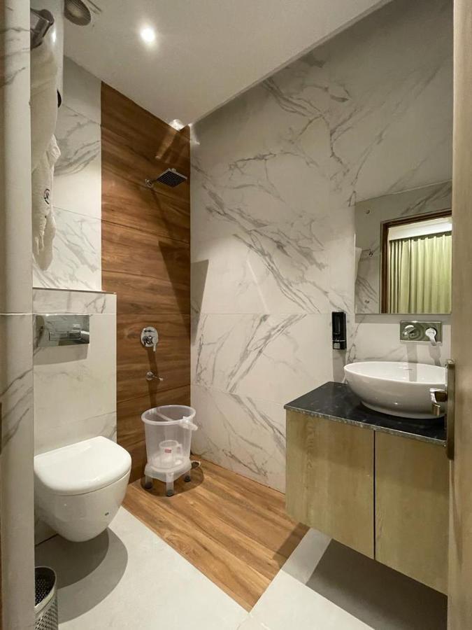 Hotel West Inn Premium Kharar Екстериор снимка