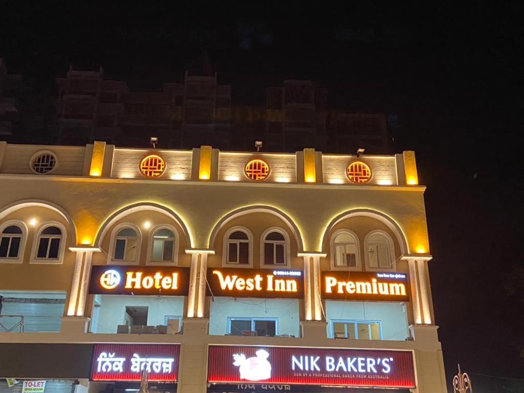 Hotel West Inn Premium Kharar Екстериор снимка