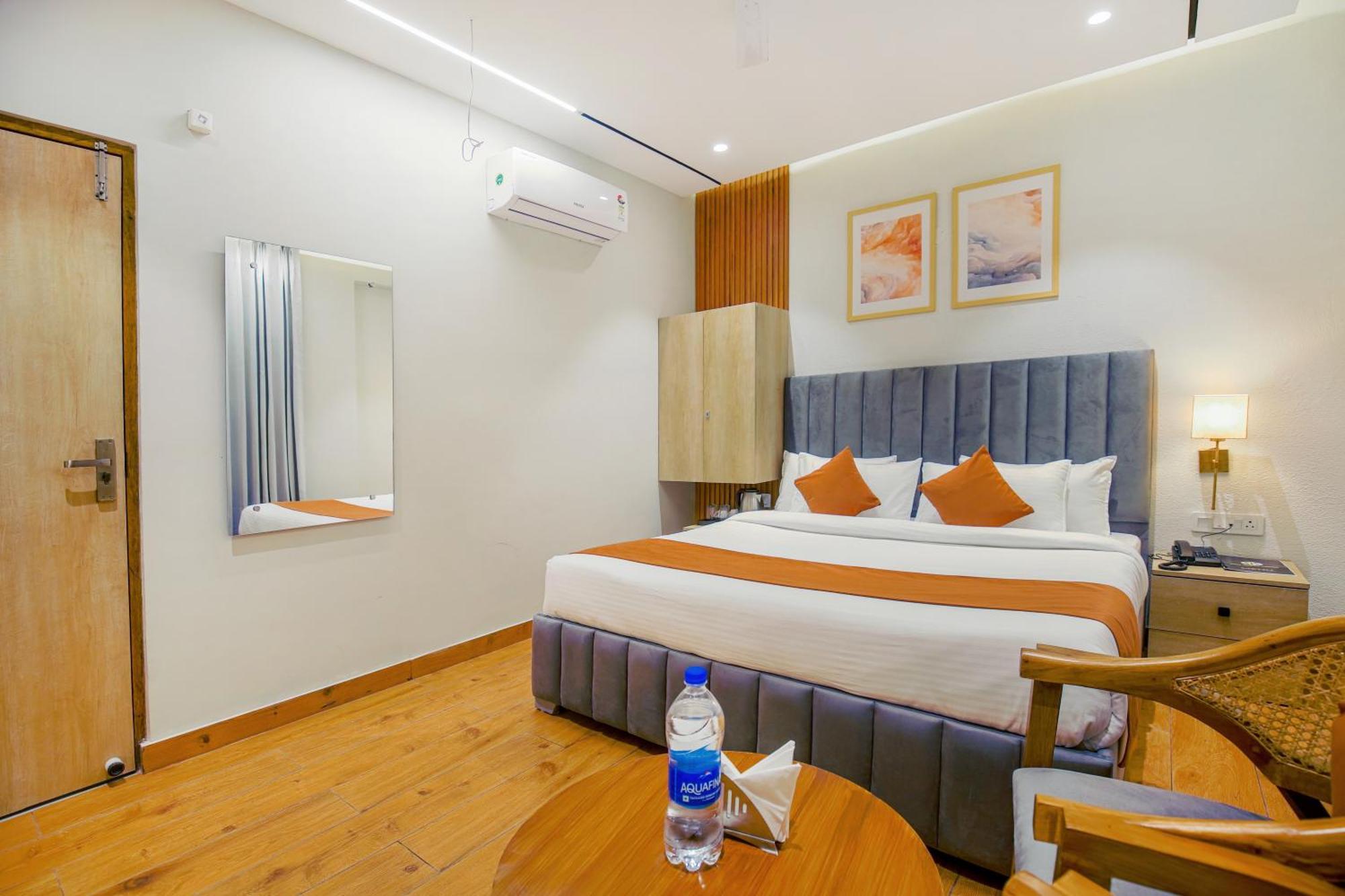 Hotel West Inn Premium Kharar Екстериор снимка