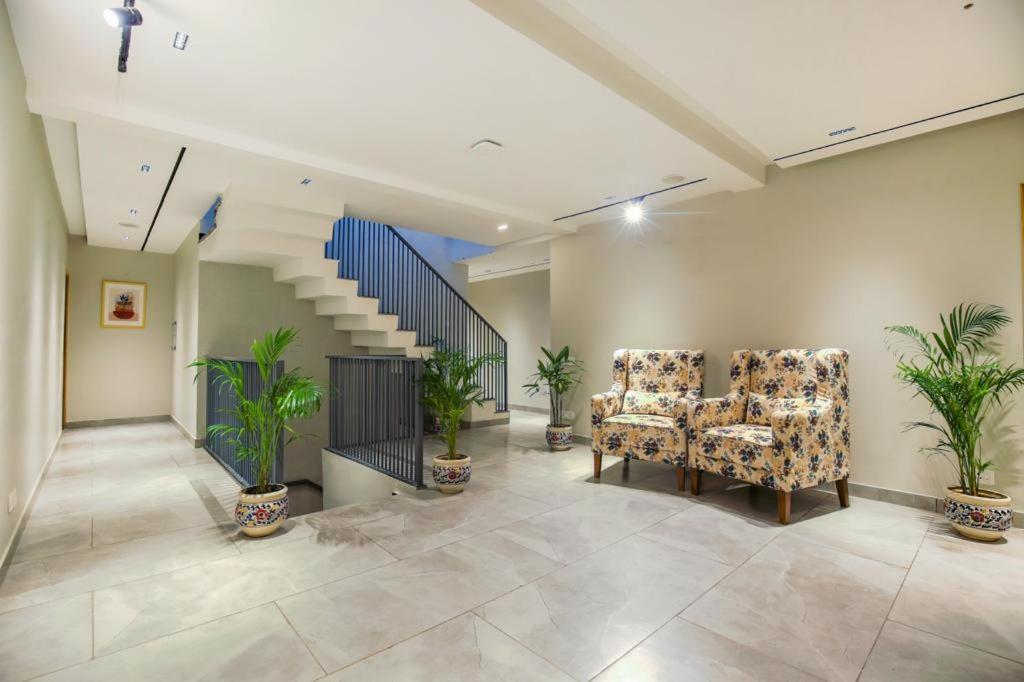 Hotel West Inn Premium Kharar Екстериор снимка