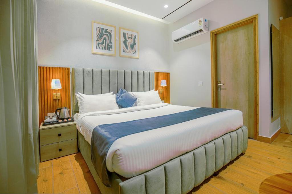 Hotel West Inn Premium Kharar Екстериор снимка