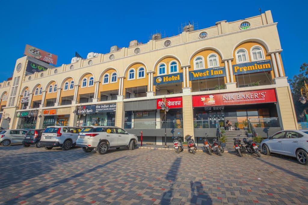 Hotel West Inn Premium Kharar Екстериор снимка