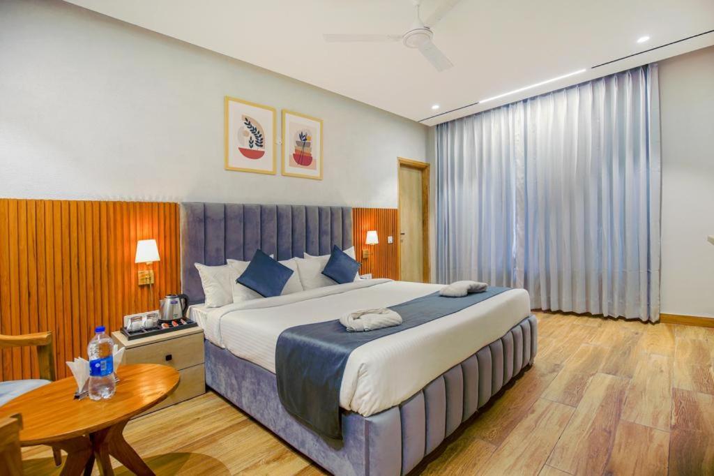 Hotel West Inn Premium Kharar Екстериор снимка
